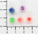 Plástico letras cubo 7x7mm flúor multi x 10grs.